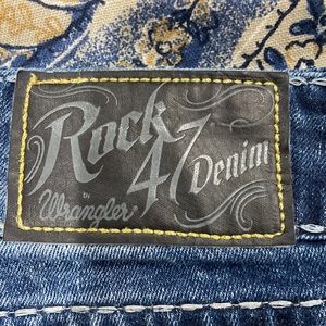 Rock 4 7 Denim, Wrangler, Barley worn, Slim Boot, 31x32. Slightly distressed.